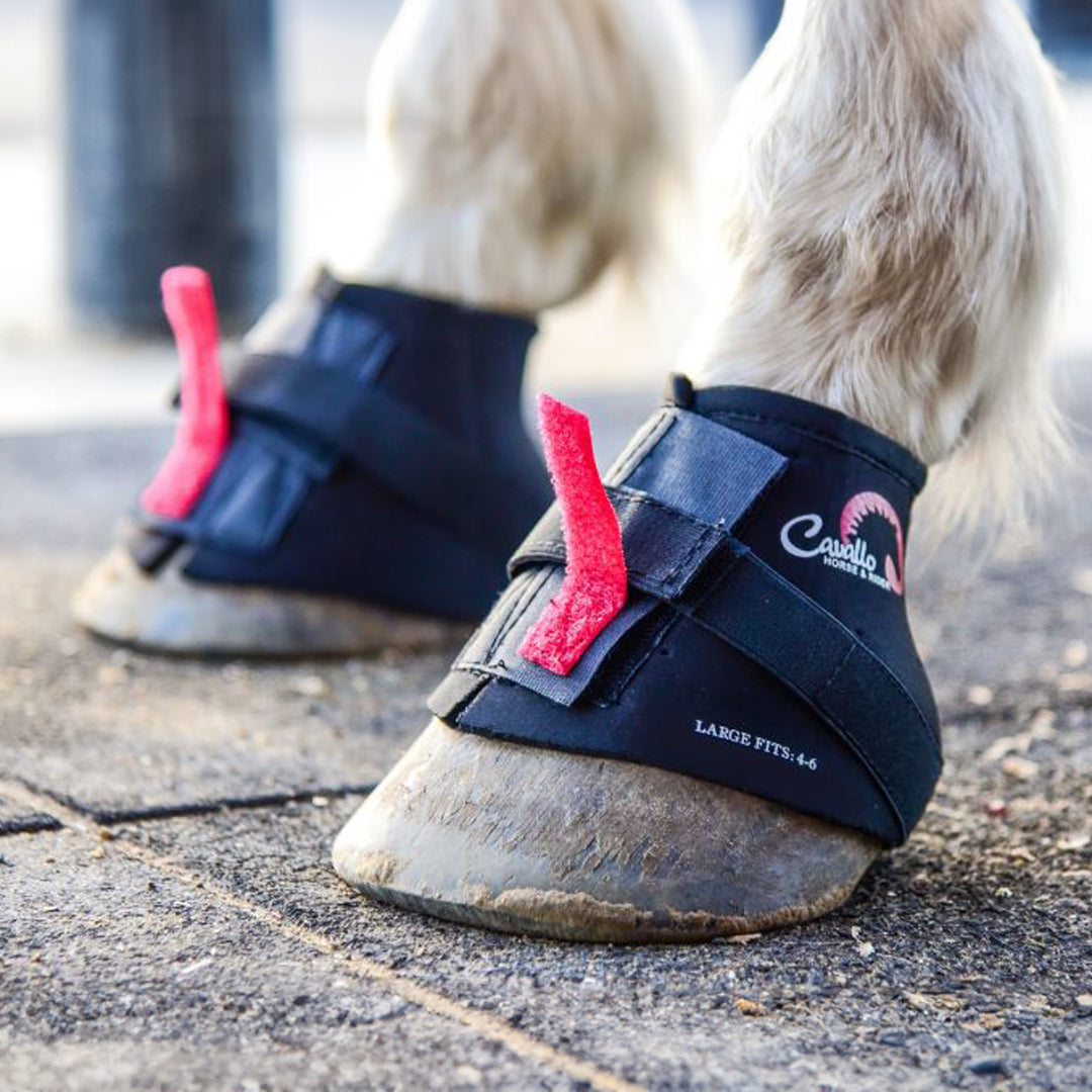 Horse hooves, skin thickness, bulb sensitivity, and conditioning can vary. Pastern Wraps can help make your horse more comfortable while driving or working. Easy-to-adjust straps give you the perfect fit.